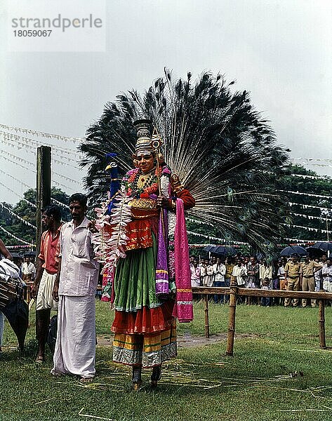 Pfauentänzerin beim Atham-Festival in Tiruppunithura bei Ernakulam  Kerala  Indien  Asien