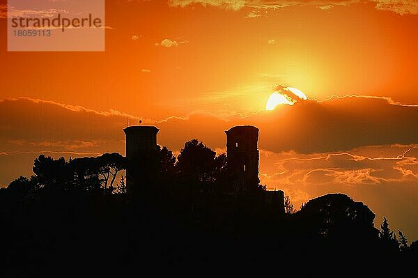 Burg bei Sonnenuntergang  Chateaurenard  Bouches-du-Rhone  Provence-Alpes-Cote d'Azur  SüdFrankreich