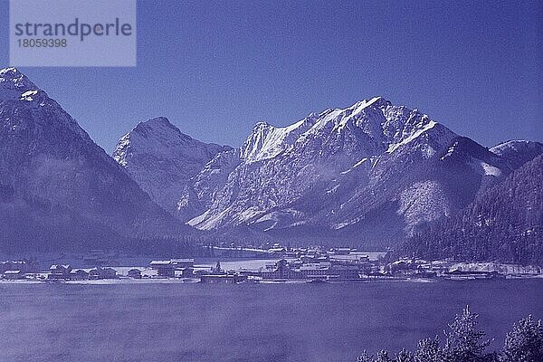 Blick auf Pertisau am Achensee  Feilkopf und Sonnjoch  Karwendel  Karwendelgebirge  Tirol  Österreich  See  Kälte  Winter  winterlich  eiskalt  stimmungsvoll  Stimmung  Sechziger Jahre  60er Jahre  Europa