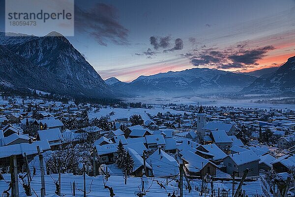 Ortsansicht  Haus  Dach  Schnee  Winter  Dämmerung  Blaue Stunde  Kirche  Triesen  Rheintal  Liechtenstein  Europa