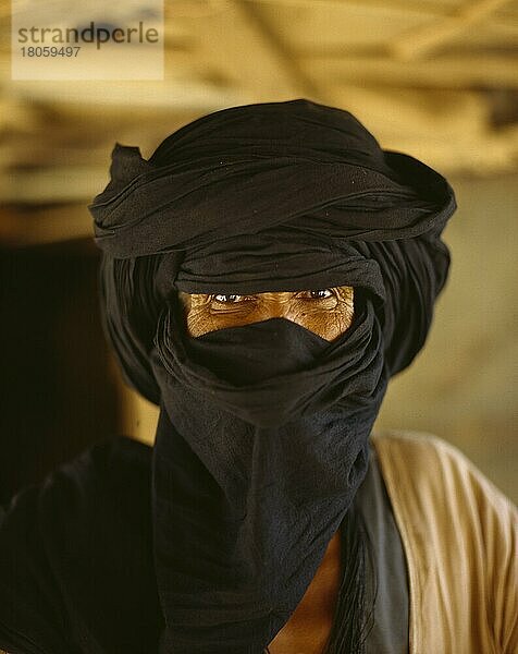 Der Chech der Tuareg ist Wind und Sonnenschutz. Früher auch Tarnung bei den üblichen Raubzuegen in den Weiten der Sahara in Nordafrika  Niger im Norden Malis  vor allem in Algerien