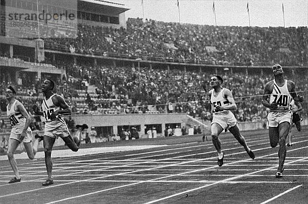 Im Ziel des 400 m Lauf gewinnt Archie Williams  USA (2. von links) vor Brown  Großbritannien und Lu Valle  USA  Nordamerika