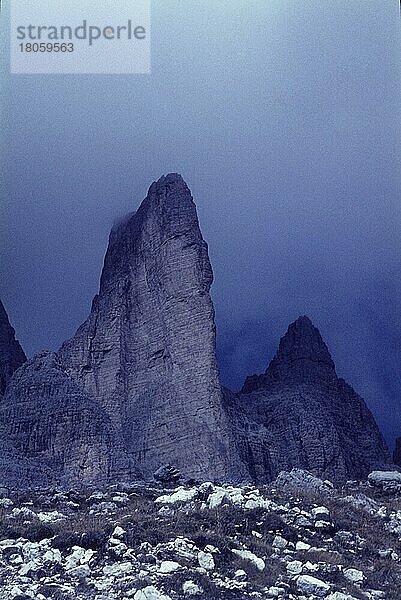 Kleine Zinne  Venetien  Italien  Stimmung  stimmungsvoll  blau  Abend  abendlich  Nacht  Alpinismus  Bergsteigen  Klettern  Fels  Felsen  nächtlich  Kletterroute  Bergsport  Berglandschaft  Sechziger Jahre  60er Jahre  Sport  Natur  Landschaft  Eleganz  majestätisch  wolkig  ästhetisch  Ästhetik  Europa