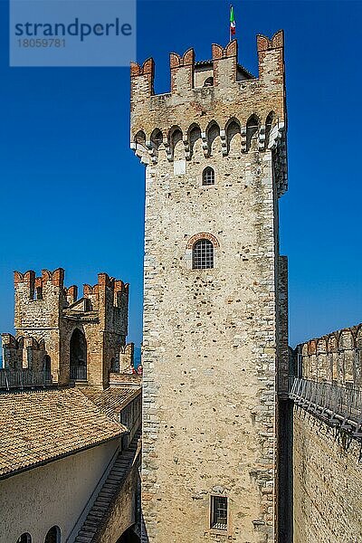 Sirmione mit Skaligerkastell  am südlichen Gardasee  Italien  Sirmione  Gardasee  Italien  Europa