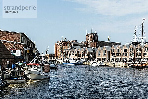 Schiffe  Promenade  Speichergebäude  alter Hafen  Wismar  Mecklenburg-Vorpommern  Deutschland  Europa