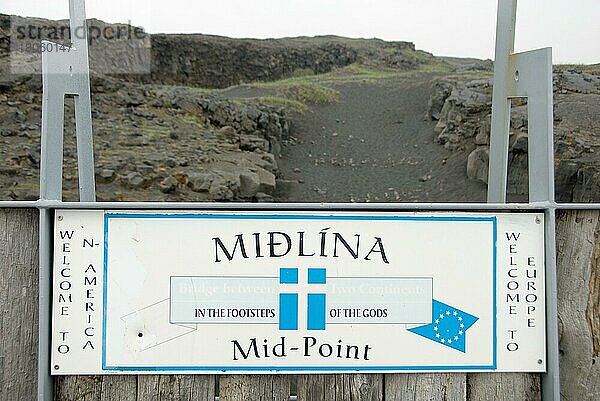 Schild 'Mid-Point'  Reykjanes-Halbinsel  Island  Midlina  Mittelpunkt zwischen der europäischen und amerikanischen Platte  tektonische Plattenverschiebung  Europa
