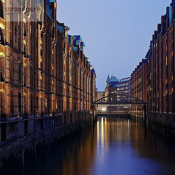 Blick von der Sandbrücke in den Brooksfleet zum Kibbelsteg am Abend  Speicherstadt  Hamburg  Deutschland  Europa