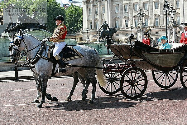 Die Königin verlässt den Buckingham Palast für die jährliche Trooping the Colour Zeremonie in London zu Ehren von Königin Elisabeths Geburtstag  London  England  Großbritannien  Europa