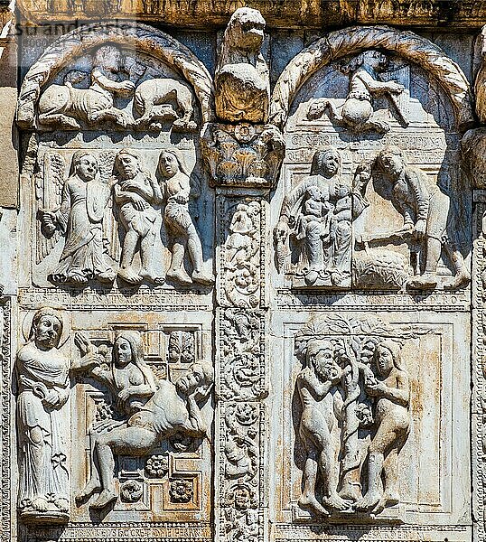 Fassade und Portal mit Marmorreliefs  Szenen aus dem Leben Jesu  Meister Guillelmo  12. Jhd. rechts Schöpfungsgeschichte von Niccolò  San Zeno Maggiore  eine der schönsten romanischen Kirchen Italiens  12. -13. Verona  Venetien  Italien  Verona  Venetien  Italien  Europa