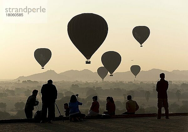 Touristen fotografieren Heißluftballons  über den Tempeln von Bagan  Pyathada Paya  Burma (Myanmar)