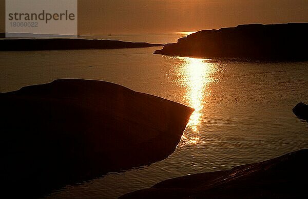 Coast at sunset  Ramsvikslanding  Bohuslan  Sweden  Schärenküste bei Sonnenuntergang  Bohuslän (Europa) (Übersicht) (overview) (Stimmung) (mood) (Schärenküste) (Landschaften) (landscapes) (Querformat) (horizontal) (Meer) (sea) (Spiegelung) (reflection)  Schweden  Europa