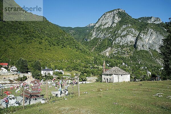 Moschee und Friedhof bei Margegej  Albanische Alpen  Albanien  Europa