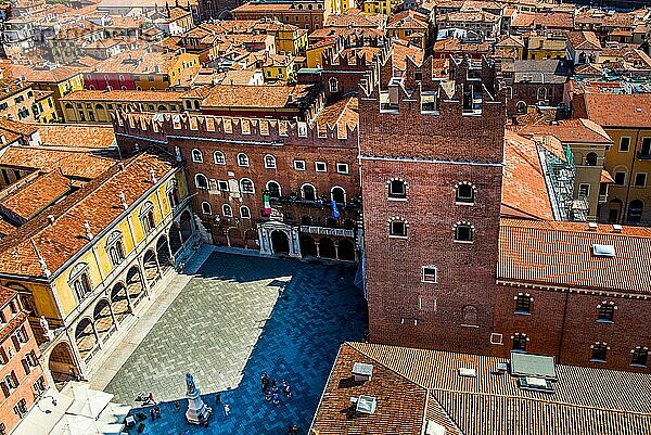 Piazza delle Erbe  Verona mit mittelalterlicher Altstadt  Venetien  Italien  Verona  Venetien  Italien  Europa