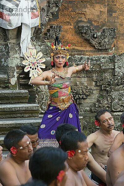 Aufführung des balinesischen Kecak-Tanzes  Ubud  Bali  Indonesien  Asien