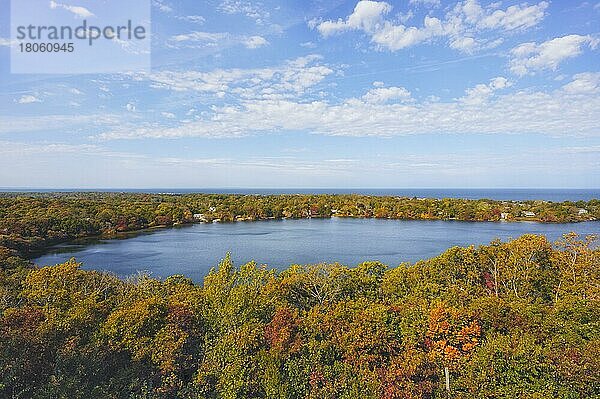 Vogelperspektive auf Scargo Lake und Cape Cod Bay  Herbstlaub vom Scargo Tower aus gesehen  Dennis  Cape Cod  Massachusetts  USA  Nordamerika