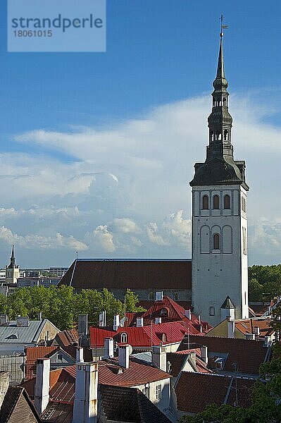 Altstadt  Tallinn  Estland  Baltikum  Europa  Blick vom Domberg auf die Unterstadt  Nikolaikirche  Niguliste kirik  Europa