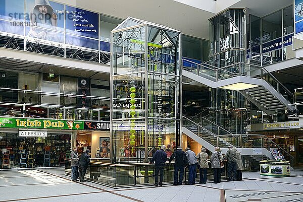 Haupthalle von Einkaufskomplex Europa-Center  mit Wasseruhr  Mengenlehreuhr  Berlin  Deutschland  Europa