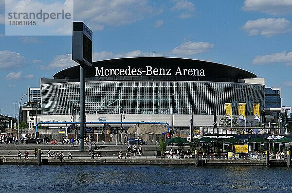 Mercedes Benz Arena  Mühlenstraße  Spree  Friedrichshain  Berlin  Deutschland  Europa
