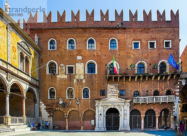 Palazzo del Comune  18. Jhd. Piazza delle Erbe  Verona mit mittelalterlicher Altstadt  Venetien  Italien  Verona  Venetien  Italien  Europa