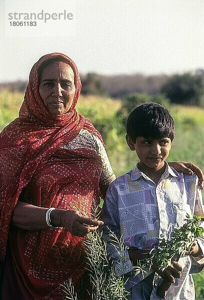 Mutter und Sohn vom Stamm der Maldhari in Sasan Gir  Gujarat  Indien  Asien