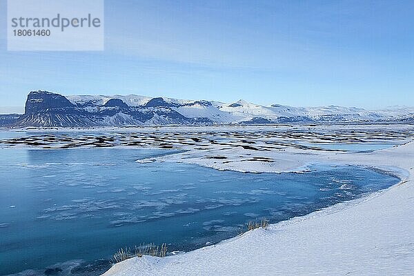 Schneebedeckte Landschaft bei Mýrdalssandur im Winter  Island  Europa