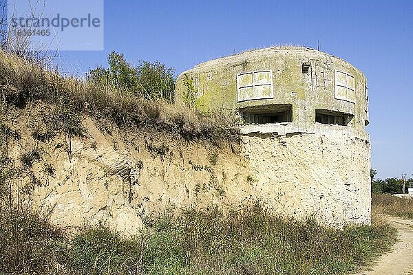 Alter miltaerischer Bunker aus dem II Weltkrieg über dem Strand in Obsor  Bulgarien  Europa