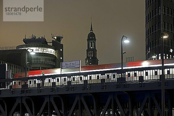 U-Bahn Haltestelle Baumwall mit dem Kirchturmspitze von St. Michaelis in der Nacht  Hamburg  Deutschland  Europa