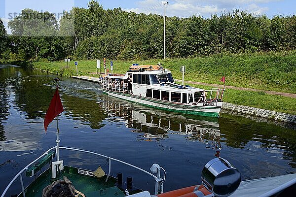 Schiff Ostroda und Passagierschiff Cyranka  Oberlandkanal  Ermland-Masuren  Oberländischer Kanal  Kanal Elbling Osterode  Elblag-Ostroda-Kanal  Warminsko-Mazurskie  Polen  Europa