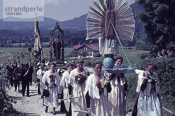 60er  Europa  Feiertag  Festumzug  Festzug  Fronleichnam  Fronleichnamsprozession  historisch  Isarwinkel  Mitteleuropa  oberbayerisch  Oberbayern  Prozession  Reisefotografie  Religion  Sechzigerjahre  Sechziger  Süddeutschland  Tradition  traditionell  Travel  typisch  Tölzer Land  Umzug  Voralp  60er Jahre  1960er  1960er Jahre  Alpenvorland  Bad Tölz  bayerisch  Bayern  bayrisch  Brauch  Brauchtum  BRD  Bundesrepublik  Deutschland  charakteristisch  Christentum  christlich  deutsch  Europa