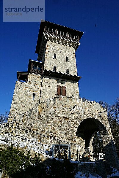 Aussichtsturm  einem römischen Limes-Wachturm nachempfunden  Herzberg  Berggasthof  Taunus  Hessen  Deutschland  Europa
