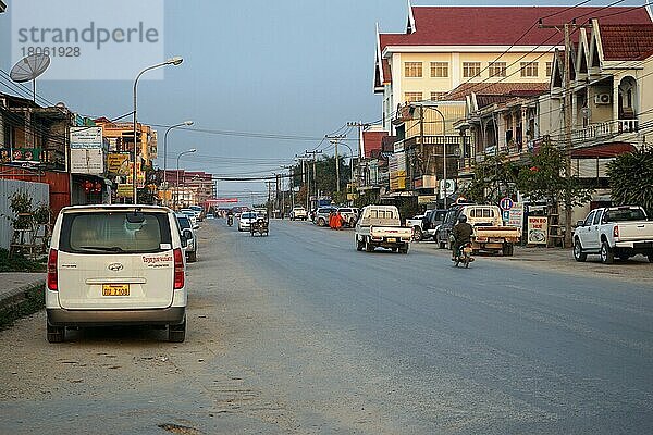 Hauptstraße von Phonsavan  Morgenstimmung  Phonsavan  Xieng Khouang  Provinz Xieng Khuoang  Laos  Asien