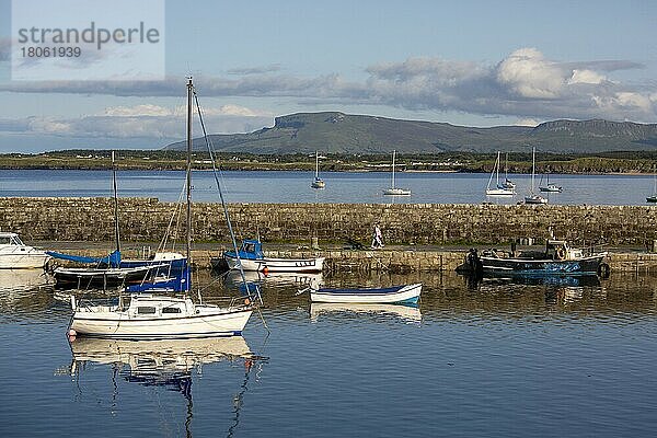 Mullaghmore-Pier an einem schönen Sommertag mit Booten im Wasser. Mullaghmore  Irland  Europa