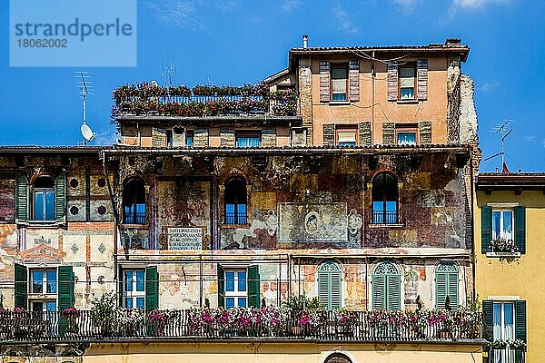 Freskengeschmückte Häuser am Piazza delle Erbe  Verona mit mittelalterlicher Altstadt  Venetien  Italien  Verona  Venetien  Italien  Europa