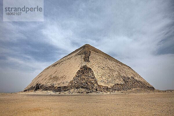Gebogene Pyramide des Pharao Sneferu  Dahshur  Ägypten  Afrika