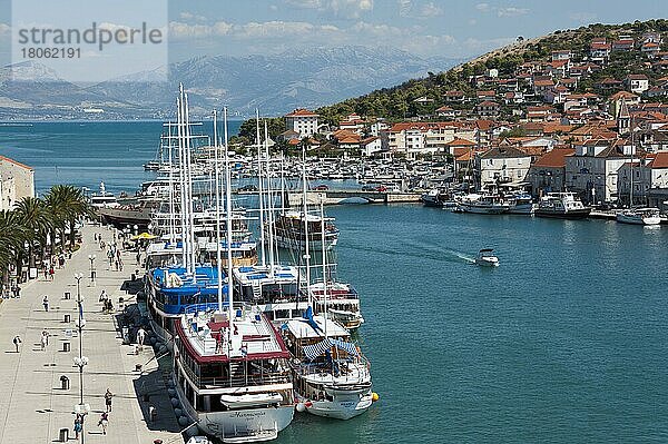 Blick von der Festung  Camerlengo  Altstadt  Trogir  Split-Dalmatien  Kroatien  Trau  Hafen  Europa