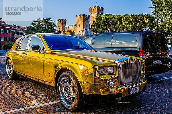 Luxuswagen in Sirmione  Touristenattraktion und Thermalkurort am südlichen Gardasee  Italien  Sirmione  Gardasee  Italien  Europa