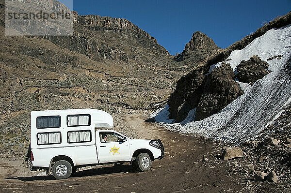 Allrad-Wohnmobil  Drakensberge Richtung Sani Pass  Kwa Zulu Natal  Südafrika  KwaZulu Natal
