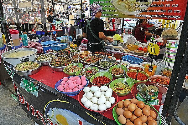 Stand mit landestypischen Speisen  Chillva Markt  Phuket  Thailand  Asien
