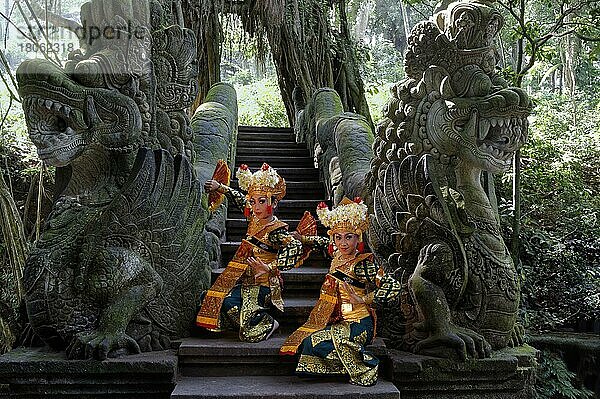 Zwei balinesische Tänzer  Affenwald  Ubud  Bali  Indonesien  Asien