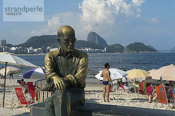 Statue von Lyriker Carlos Drumont de Andrade  Strand  Copacabana  Rio de Janeiro  Brasilien  Südamerika