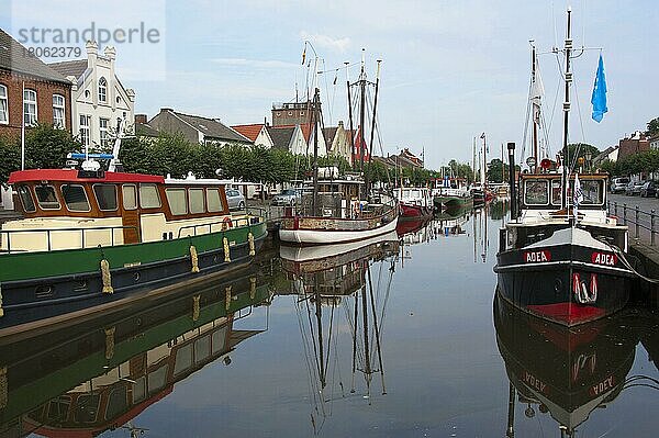 Boote im alten Hafen  Weener  Ostfriesland  Niedersachsen  Deutschland  Europa