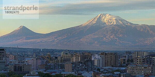 Berg Ararat und Eriwan von der Kaskade bei Sonnenaufgang gesehen  Eriwan  Armenien  Naher Osten  Asien