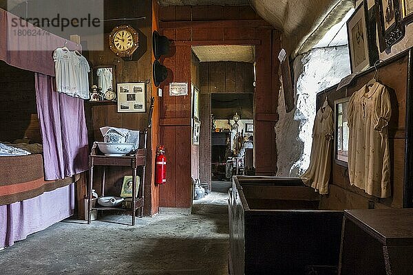 Croft-Schlafzimmer mit Kastenbett im Skye Museum o  Life  Kilmuir  Isle of Skye  Schottland  UK  Island  Europa