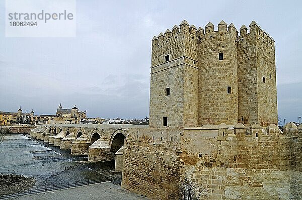 Torre La Calahorra  Turm  Museum der drei Kulturen  Puente Romano  Römische Brücke  Guadalquivir  Cordoba  Provinz Cordoba  Andalusien  Spanien  Europa