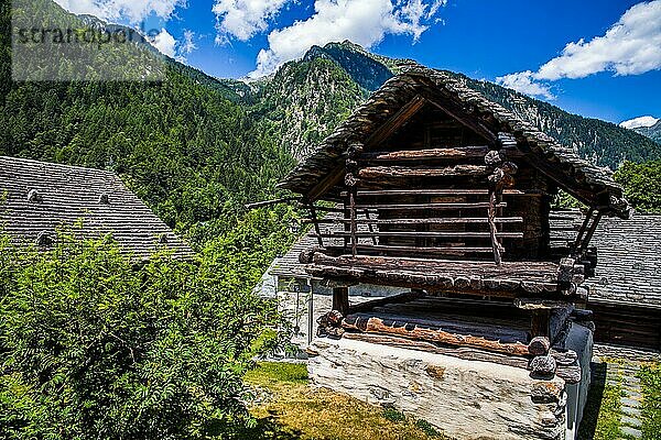 Charakteristische alte Bauten aus Stein und Holz im Weiler Mogno  Dorf Fusio  Maggia-Tal  Tessin  Schweiz  Fusio  Tessin  Schweiz  Europa