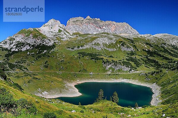 Formarinsee und im Hintergrund die Rote Wand (2704 m)  Dalaas  Lechquellengebirge  Vorarlberg  Österreich  Europa