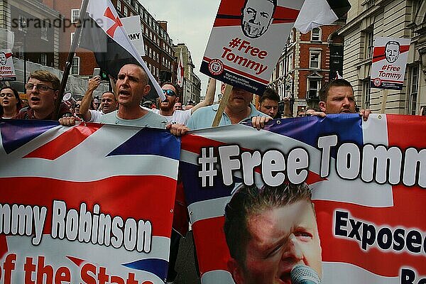Tommy-Robinson-Demonstranten protestieren in Central London in der Nähe der Downing Street  London  England  Großbritannien  Europa