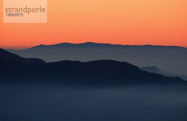 Berner Oberland in der Dämmerung  im letzten Abendlicht (Abenddämmerung) (Dunst) (Nebel) (Silhouette) (Stimmung) (mood) (Europa) (Landschaften) (landscapes) (Gebirge) (Berge) (mountains) (Querformat) (horizontal)  Blick vom Niederhorn  Schweiz  Europa