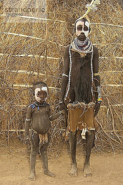 Karo-Frau mit Kind  Gesichtsbemalung  Halsketten und Kaurimuscheln  Omo-Tal  Südäthiopien  Karo