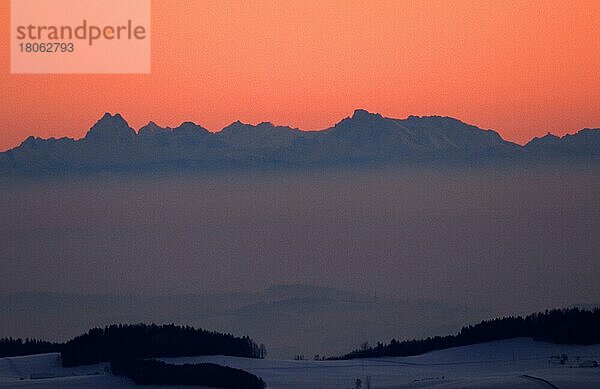 Alpen in der Abenddämmerung (Nebel) (neblig) (fog) (mist) (Silhouette) (Stimmung) (mood) (Europa) (Landschaften) (landscapes) (Gebirge) (Mountas) (Querformat) (horizontal)  Blick von Waldhäuser  Nationalpark Bayerischer Wald  Deutschland  Europa